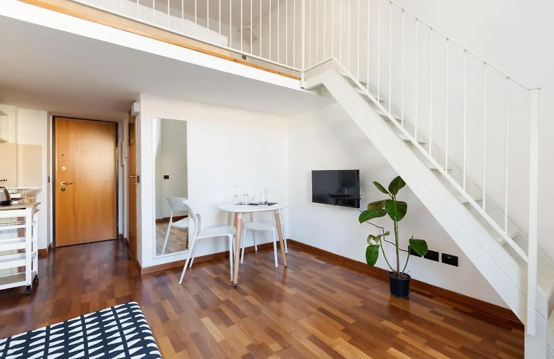 Guesthost - Central Studio Apts Milano-Corso Magenta-1